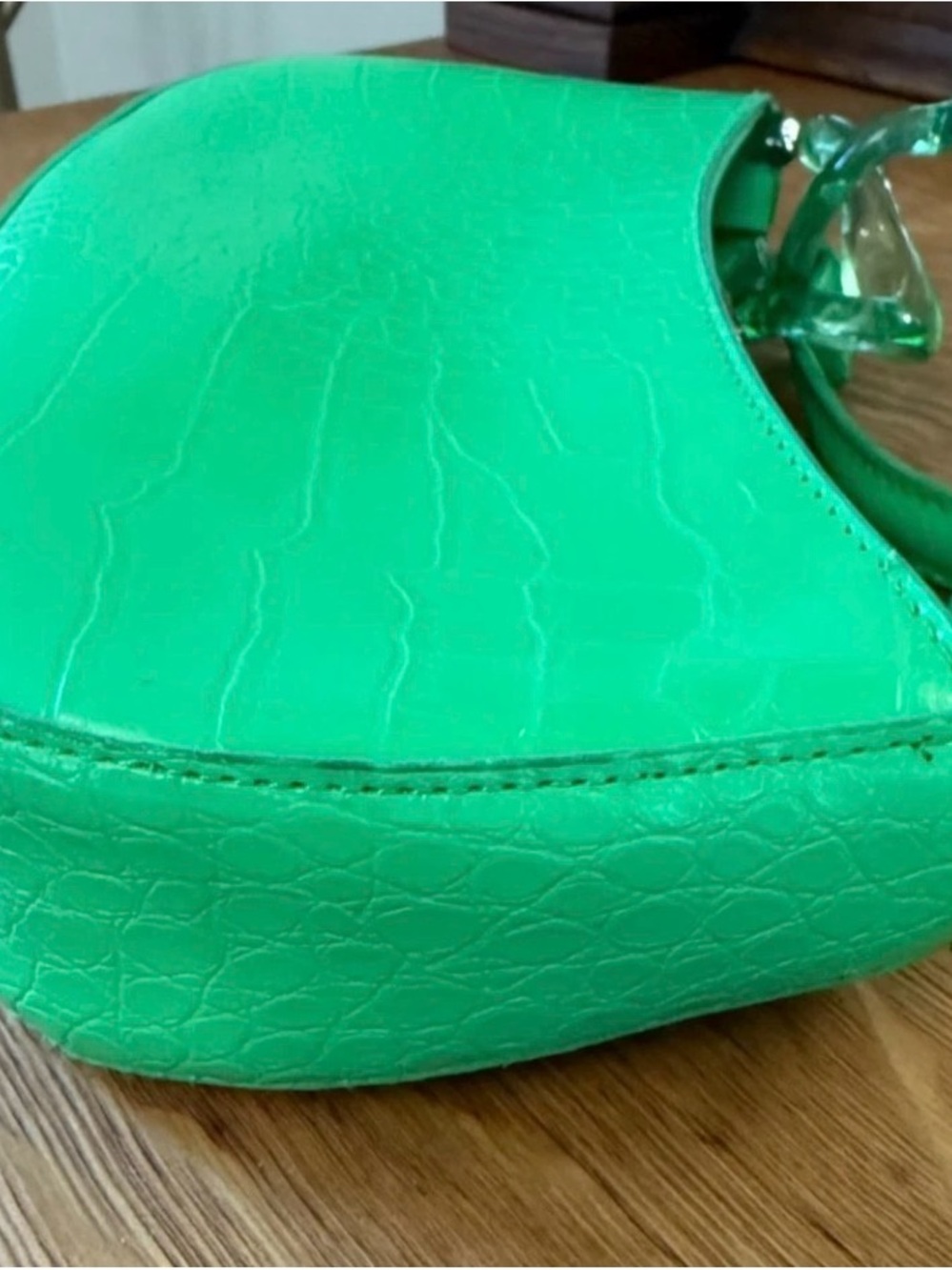 Croc-Embossed Green Shoulder Bag with Sculpted Chain Accent - Picture 6 of 12